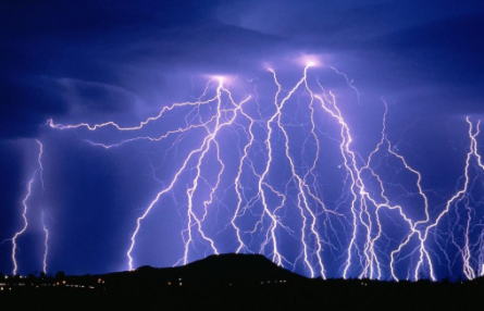 打雷可以在室内玩手机吗 不充电的情况下是没问题的 使用手机注意事项